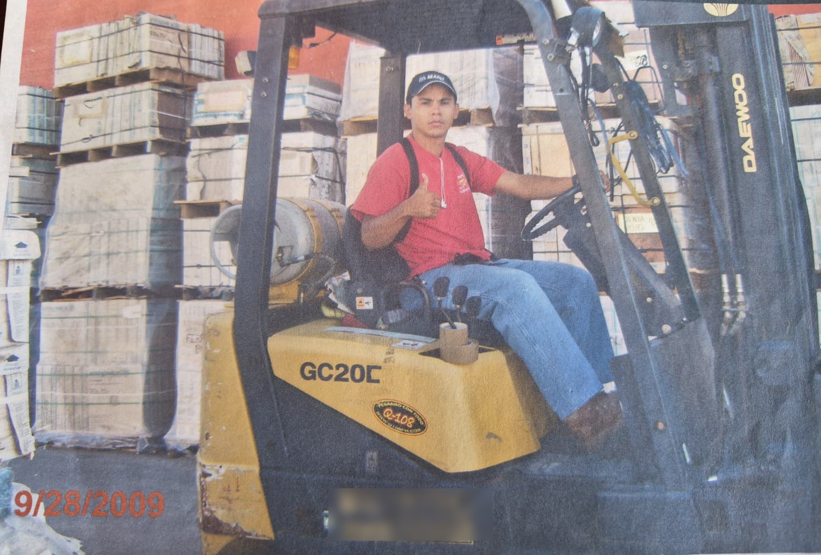 Andrés Rangel trabajando en el montacargas de una bodega en 2009